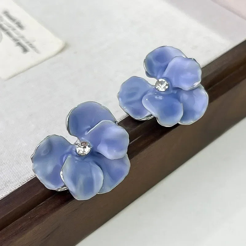 Boucles d’Oreilles Fleur en Émail – Élégance Coréenne