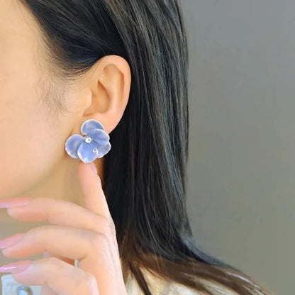 Boucles d’Oreilles Fleur en Émail – Élégance Coréenne