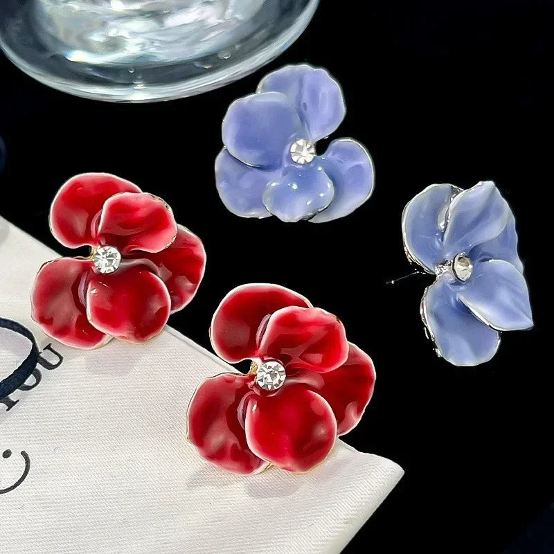 Boucles d’Oreilles Fleur en Émail – Élégance Coréenne