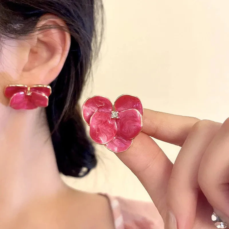 Boucles d’Oreilles Fleur en Émail – Élégance Coréenne